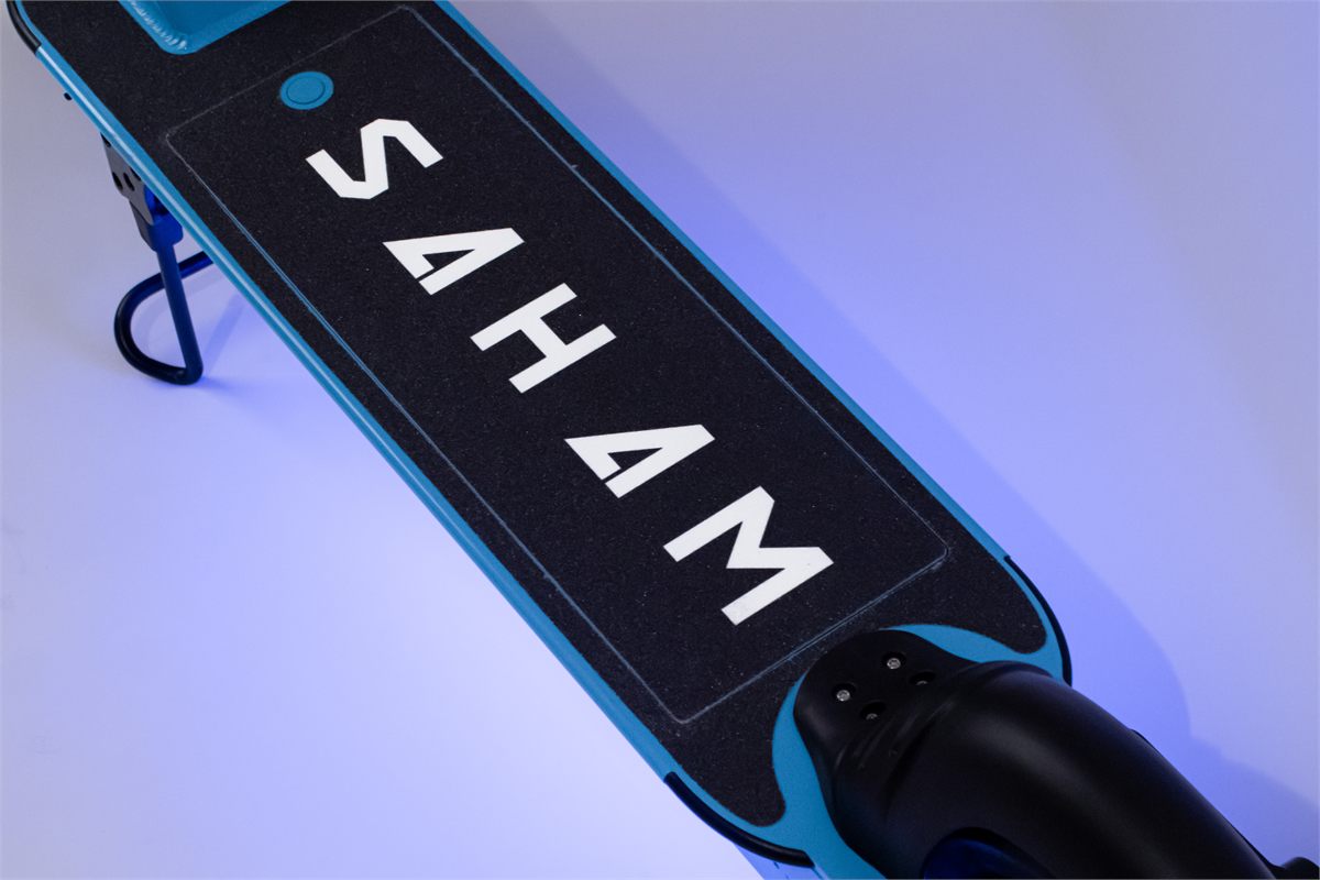 قاعدة سكوتر سهم بإضاءة زرقاء وشعار SAHAM